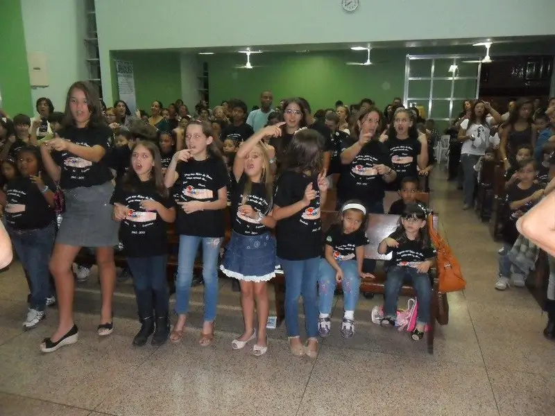 Crianças e jovens da Igreja Presbiteriana de Resende reunidos no templo